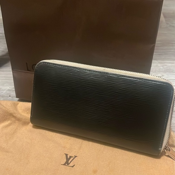 Louis Vuitton Accessories - LV Zippy Wallet